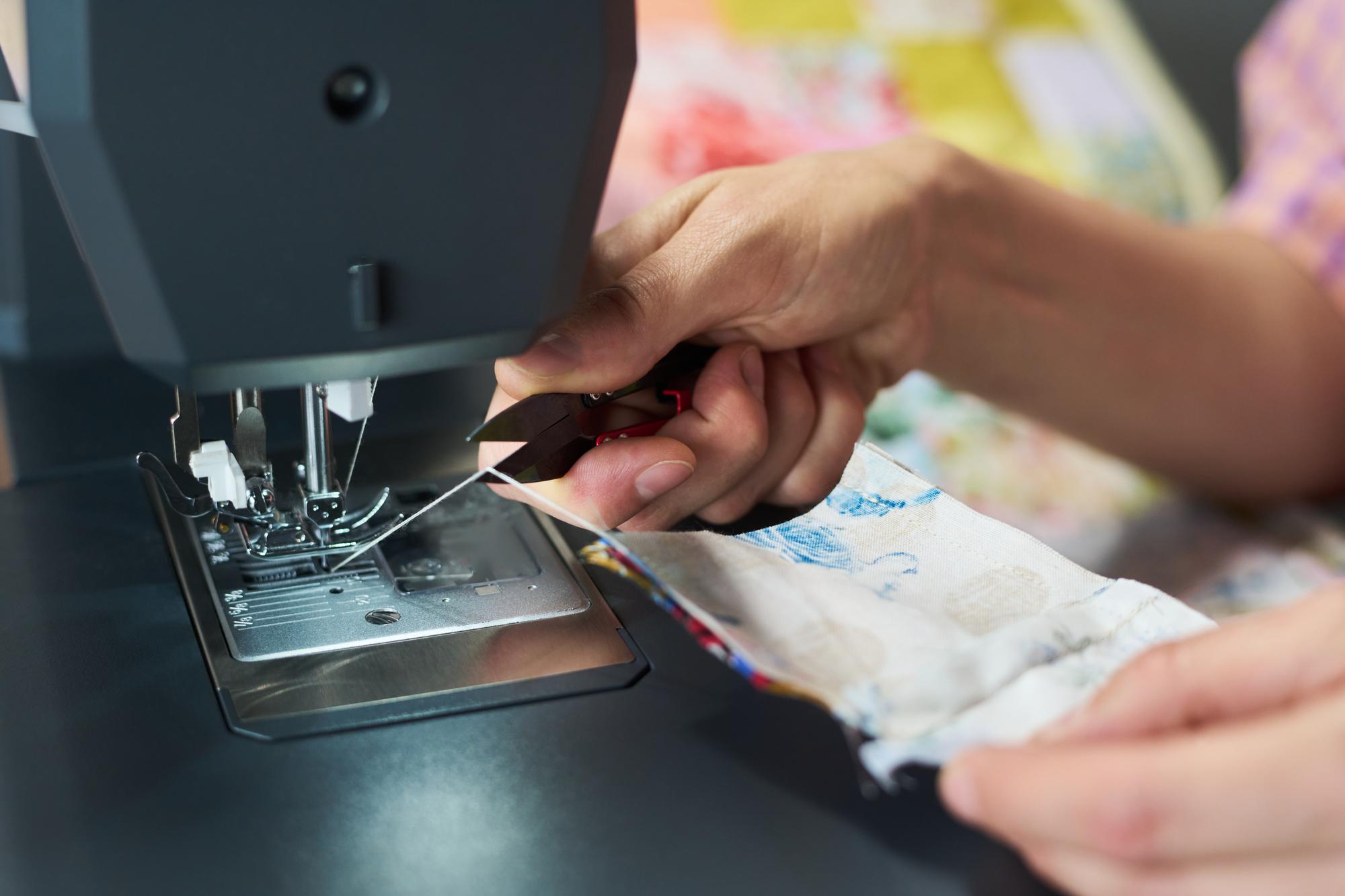 Techniker prüft Stickmaschine