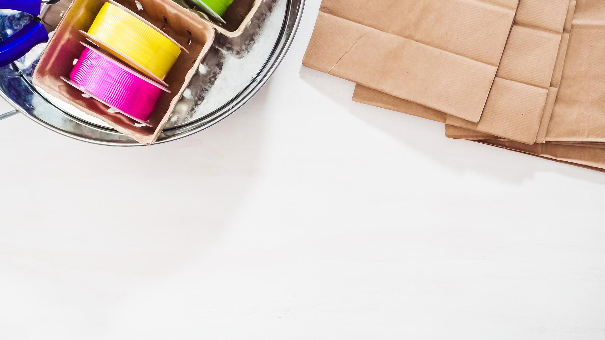 Lächelnde Mitarbeiterin verpackt Bestellungen